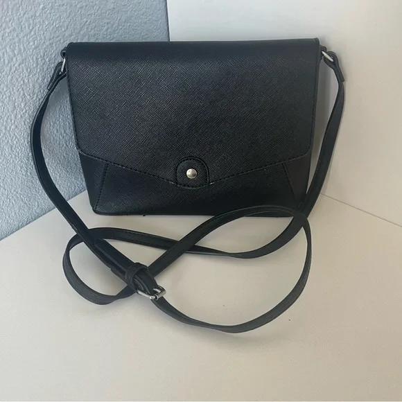 Sleek Black Crossbody Bag with Textured Finish - Picture 4 of 6